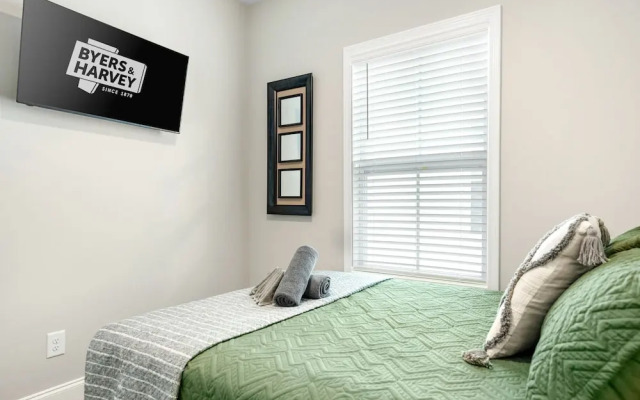 Adam's Downtown Retreat w/ Rooftop Access
