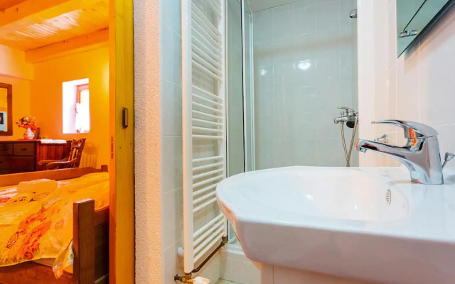 Holiday house Jucinovi Dvori, Starigrad Paklenica with pool