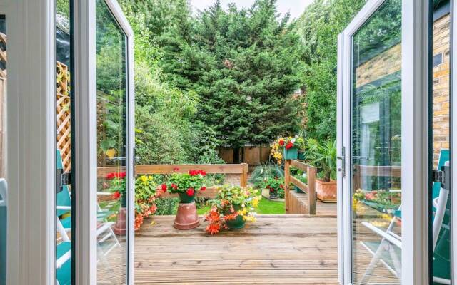 Отель Exquisite Hampstead Home near Regents Park вид на фасад