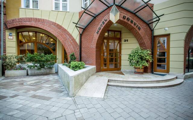 Отель Corvin Hotel Budapest Венгрия, Будапешт - отзывы, цены и фото номеров - забронировать отель Corvin Hotel Budapest онлайн вид на фасад