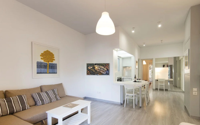 Artistic apartment in the middle of everything  by VillaRentalsgr