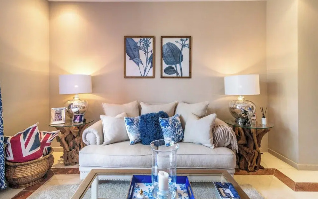 Luxury 2-bed Apartment Elviria - Pool, Sauna & gym