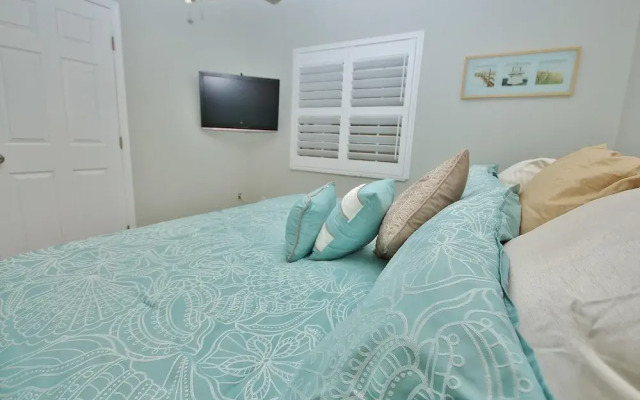 Colony Beach Club 241