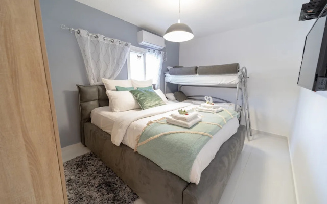 Stunning 3Bdr Apt Prime Location