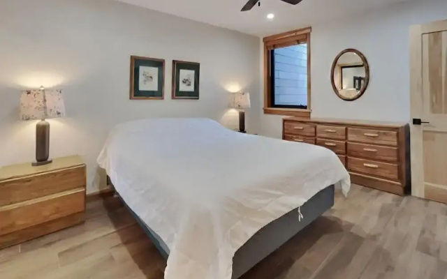 Spacious Condo with Loft, Next to Onsite Ski and Snowboard Rentals! by RedAwning