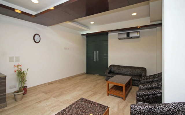 Merriment Hotel Sec 31 by OYO