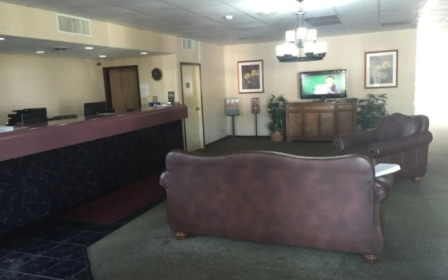 Red Carpet Inn & Suites - Muncie