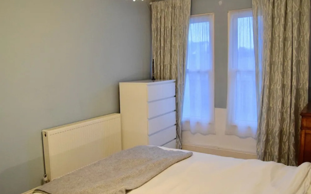 Stylish 2 Bedroom Flat In Putney