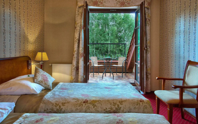 Hotel Dworek Tryumf Dąbrowscy Spółka Jawna