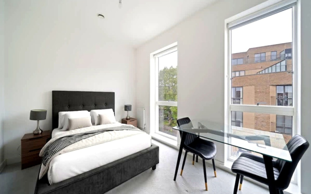 Spacious London Townhouse With Parking