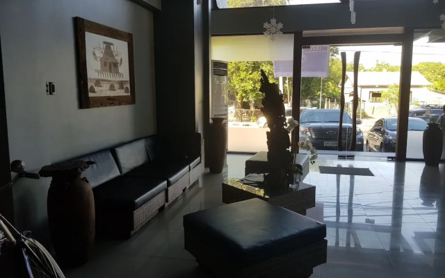 La Jenns Hotel and Resto Grill