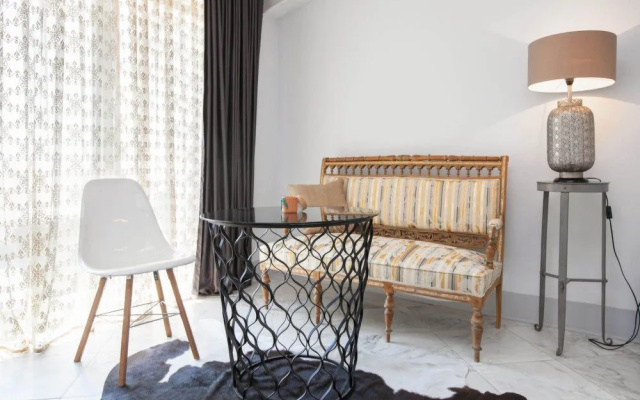 Chiconomy Suites