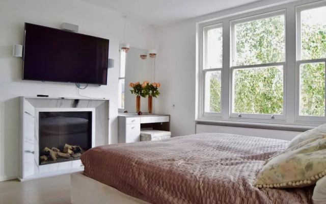 Bright and Stylish Apartment In Little Venice
