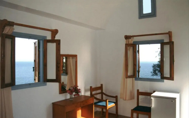 Akrotiri Hotel