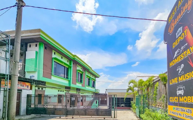 RedDoorz Syariah near Stadion Merdeka Jombang