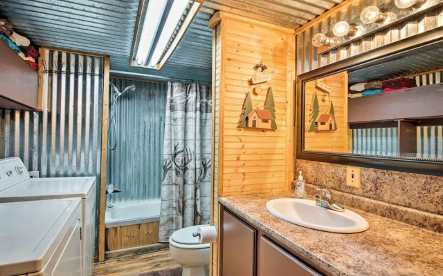 Private Hot Tub & Deck! Cabin Near Broken Bow Lake