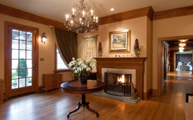 Glen Gordon Manor