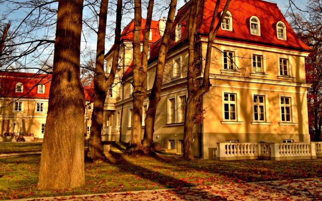 Отель Dwór Sieraków вид на фасад