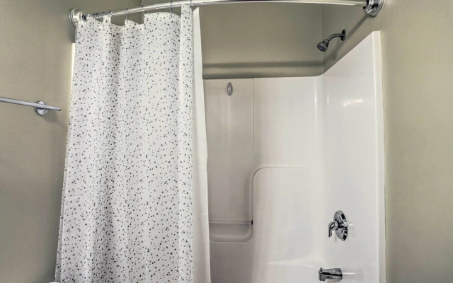 ~ 2 Mi to Downtown - Cozy Cleveland Unit
