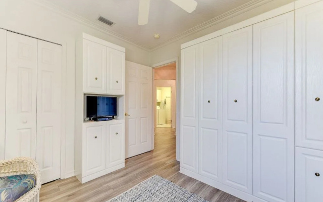 South Beach Club 205 by Distinctive Beach Rentals