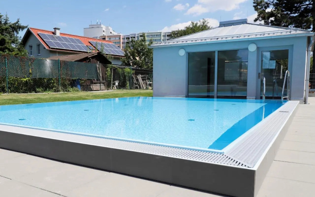 Balcony/Pool/Free Parking Garage Studio