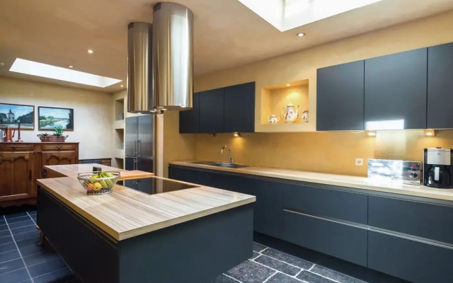 Vintage Holiday Home With Swimming Pool In Saint-Hubert