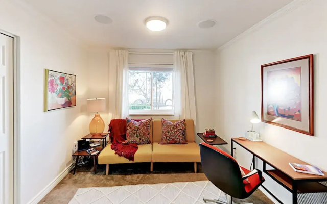 Stylish Desert Oasis - 3 Br Home