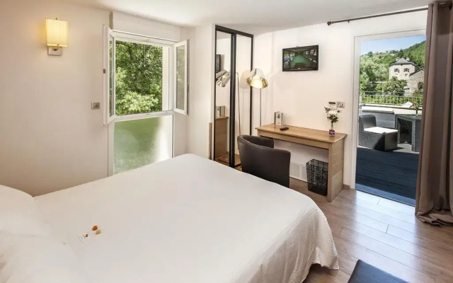 Logis Hôtel Restaurant Les 2 Rives - A75, en bordure de rivière