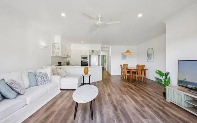 2-bed Beachfront Escape With Pool and BBQ Access