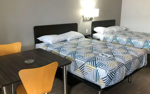 Motel 6 Columbus, OH - Quarter Horse