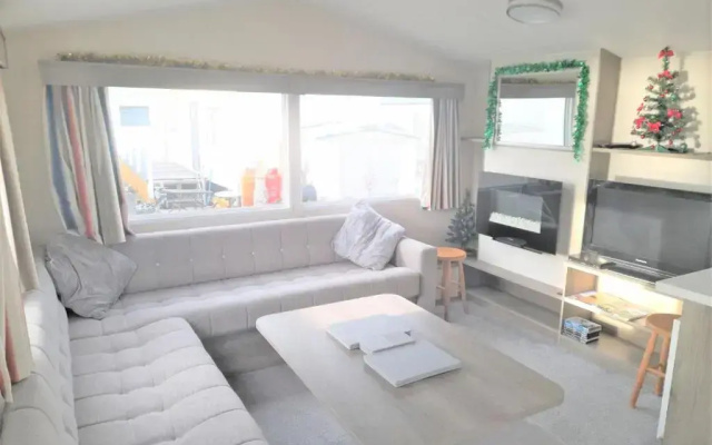 3 Bedroom Modern Caravan Sleeps Up To 8