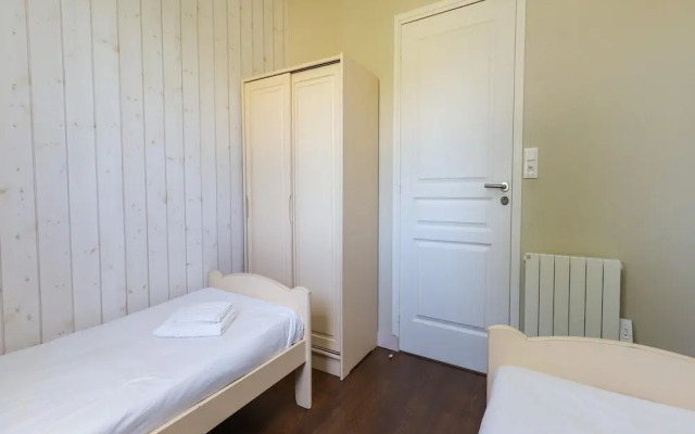 6-person Accessible Wooden Chalet