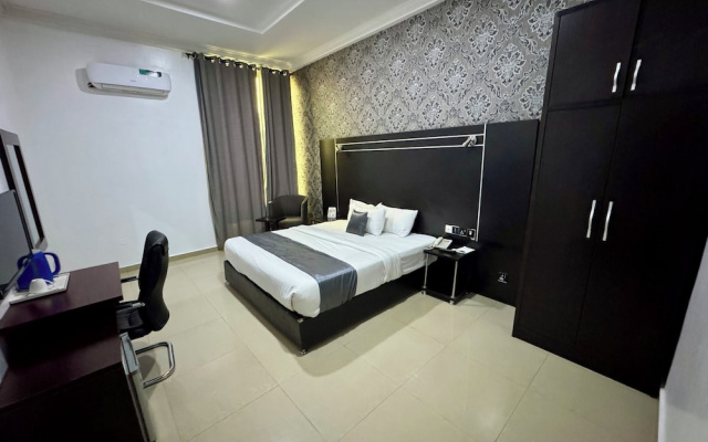 Monarchs Luxury Palace Hotel