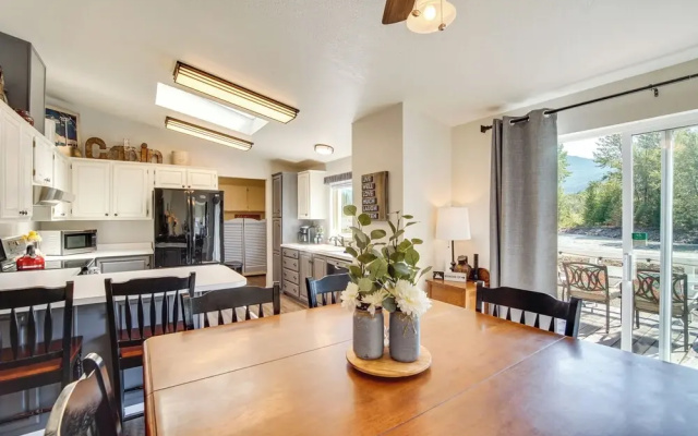 Riverfront Home w/ Deck, Near Mount Rainier!