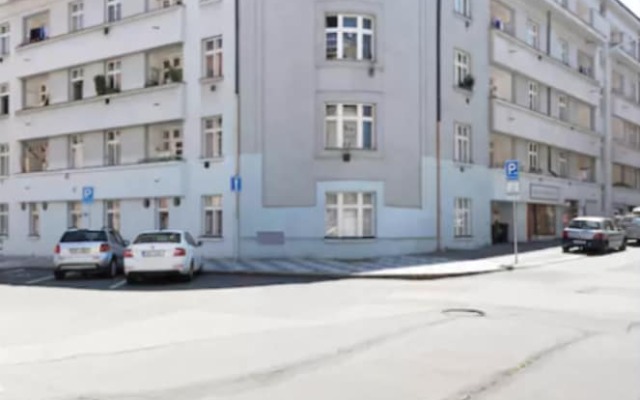 Апартаменты Chic and Spacious Buzulucka Apartment Прага вид на фасад