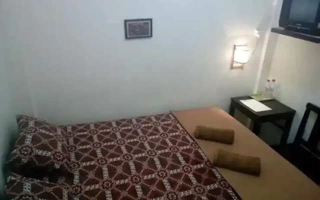 Budget Room near Stasiun Tugu at Losmen Mawar