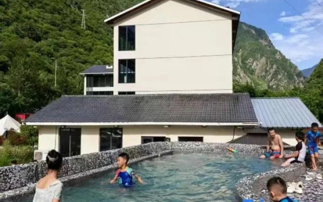 Xiaoyue Qinglan Garden Private Hot Spring Hotel (Lixiao Road Branch, Bipenggou Scenic Area)