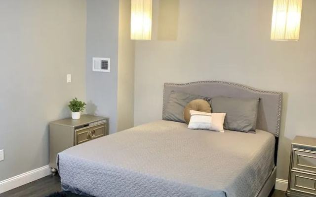 Texas Hold-em Duplex- 3BR Free Parking