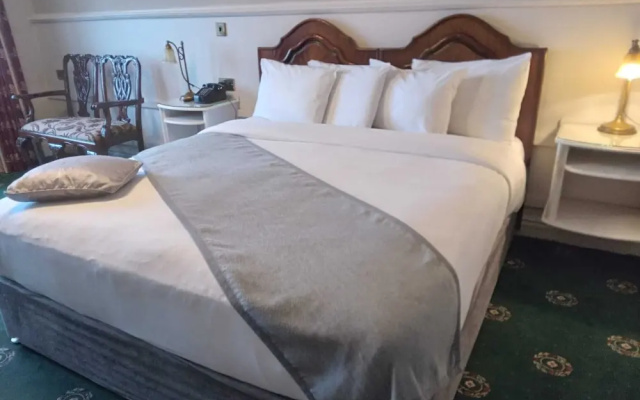 Lakeside Manor Hotel
