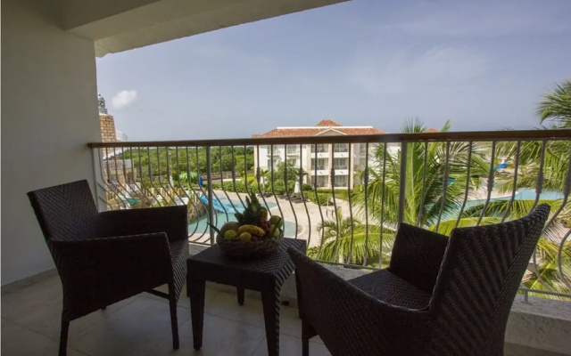 Pool view apartment ideal families 03