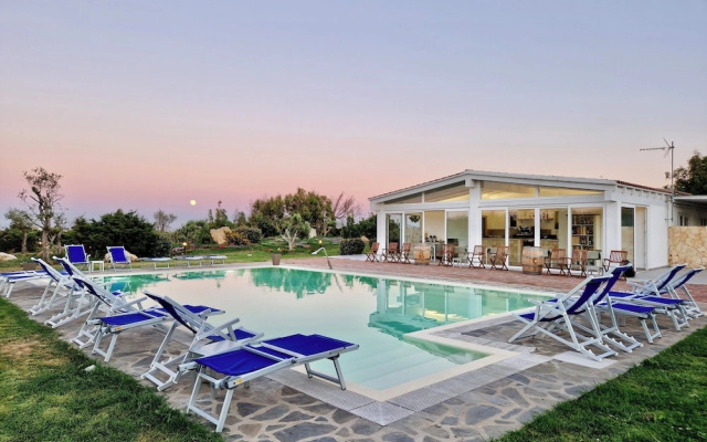 Hotel with swimming pool near Stintino