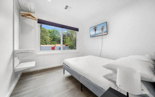 4-bed Family Home With Spacious Backyard and BBQ