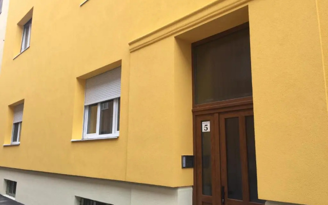 Toldi Apartments