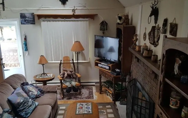Quiet and Cozy Chalet Retreat - Renovated