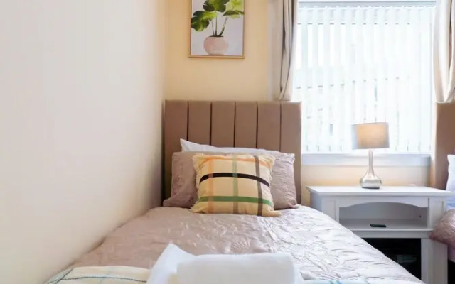 Lovely & Bright 2-Bed Apartment