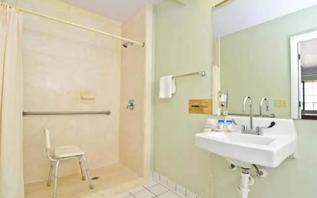 Pine Point Inn & Suites