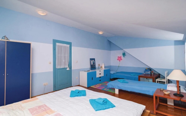 Stunning Home in Milna With 3 Bedrooms and Wifi