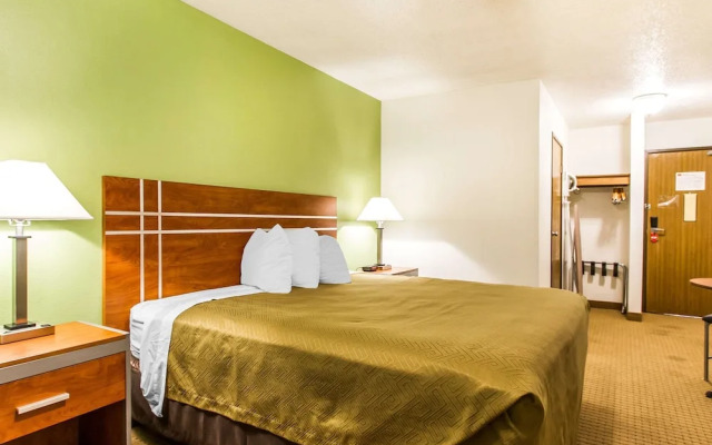 Econo Lodge & Suites
