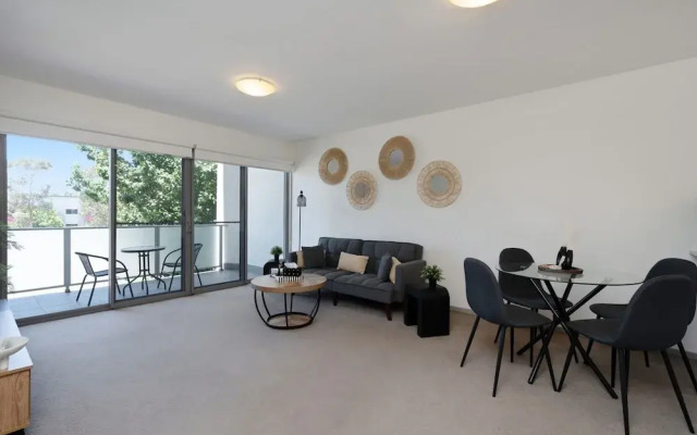 Elegant 2-bed Apartment With Balcony