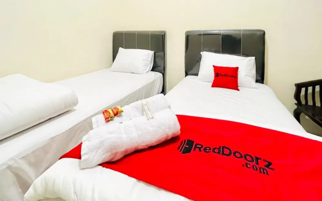 RedDoorz @ Gunari Guest House Merek Karo